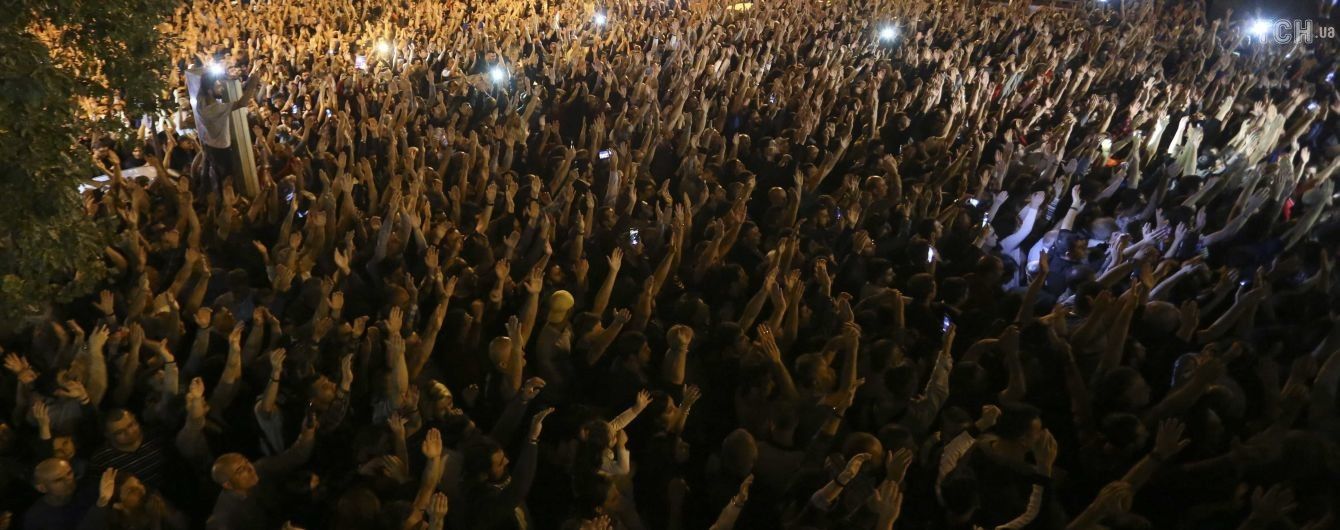 В Ереване продолжаются массовые протесты ради назначения выборов