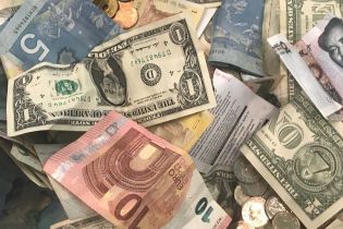 Курс валют на 24 грудня: долар та євро падають у ціні