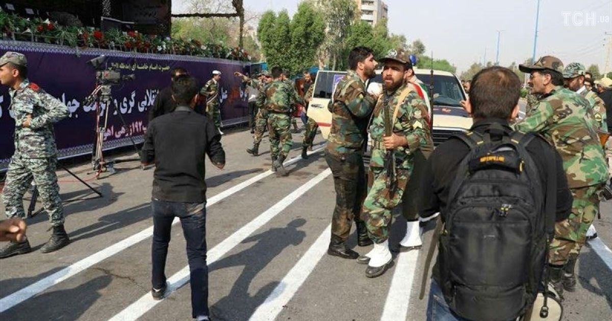 В результате стрельбы во время военного парада в Иране погибли 10 человек