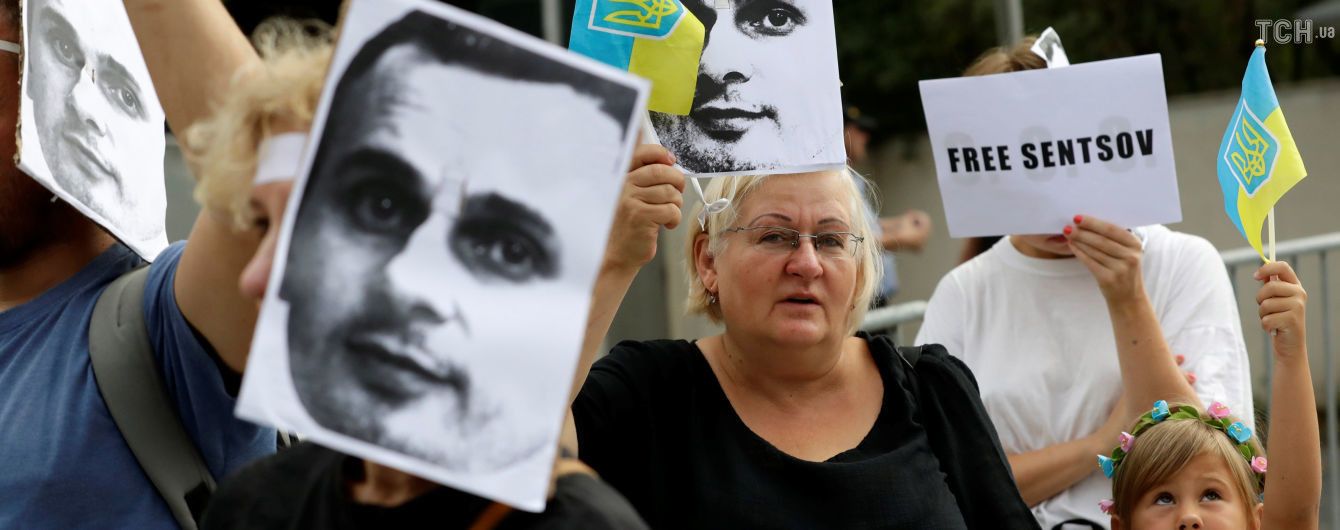 "Невідомо, чи він виживе". Сестра Сенцова розповіла про його стан