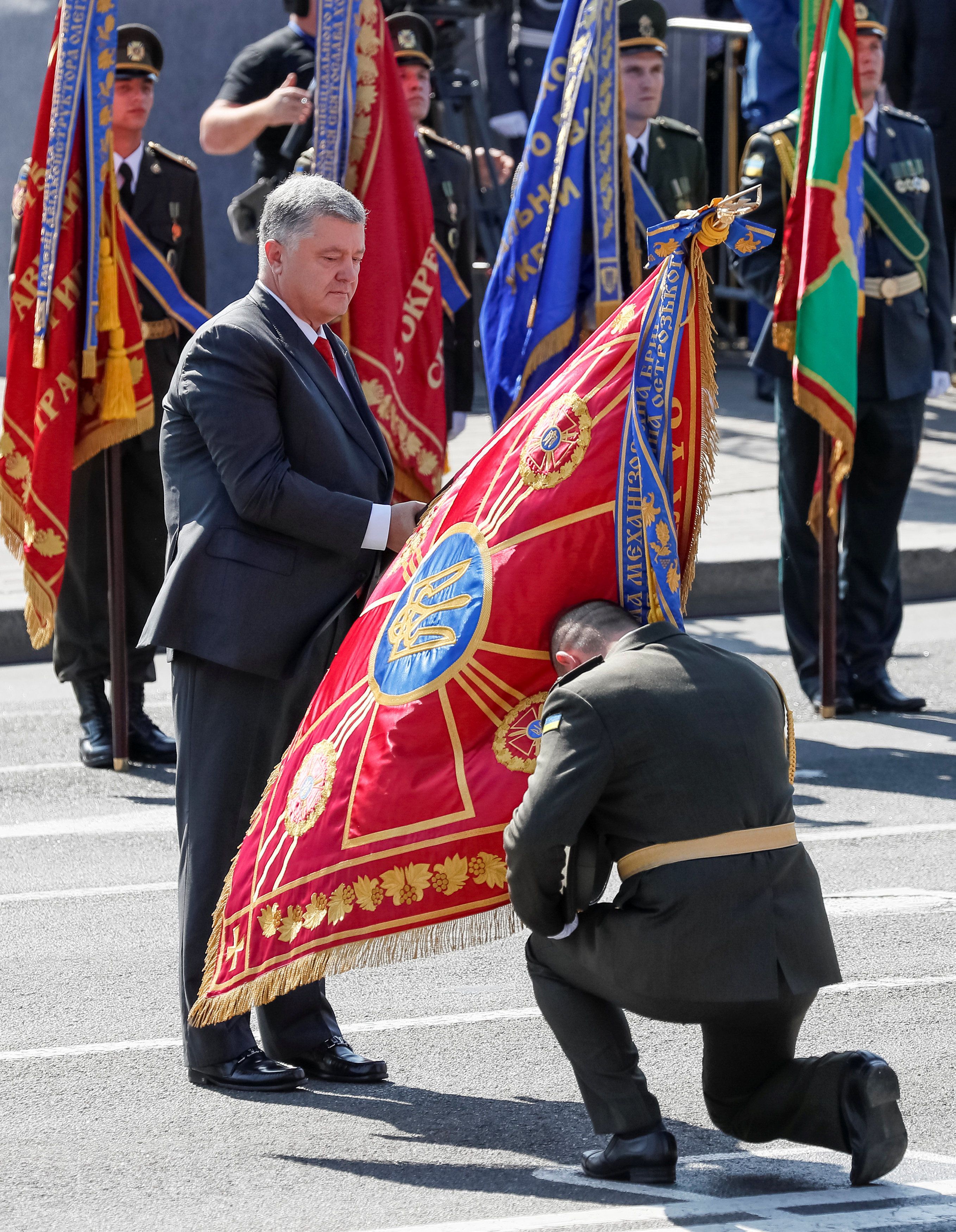 День Незалежності, Петро Порошенко, передача бойових стягів, прапорів