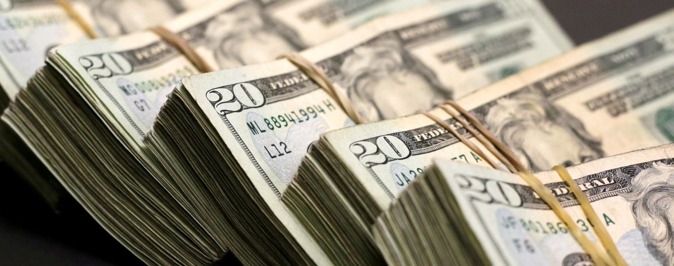 Доллар и евро немного подешевели в курсах Нацбанка на четверг. Инфографика