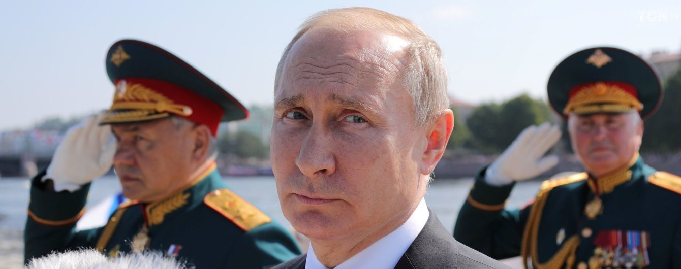 У Санкт-Петербурзі під час військово-морського параду катер впилявся в опору мосту