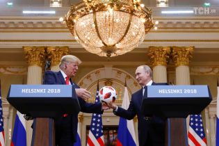 Футбольный мяч, который Путин подарил Трампу, проверит служба безопасности США