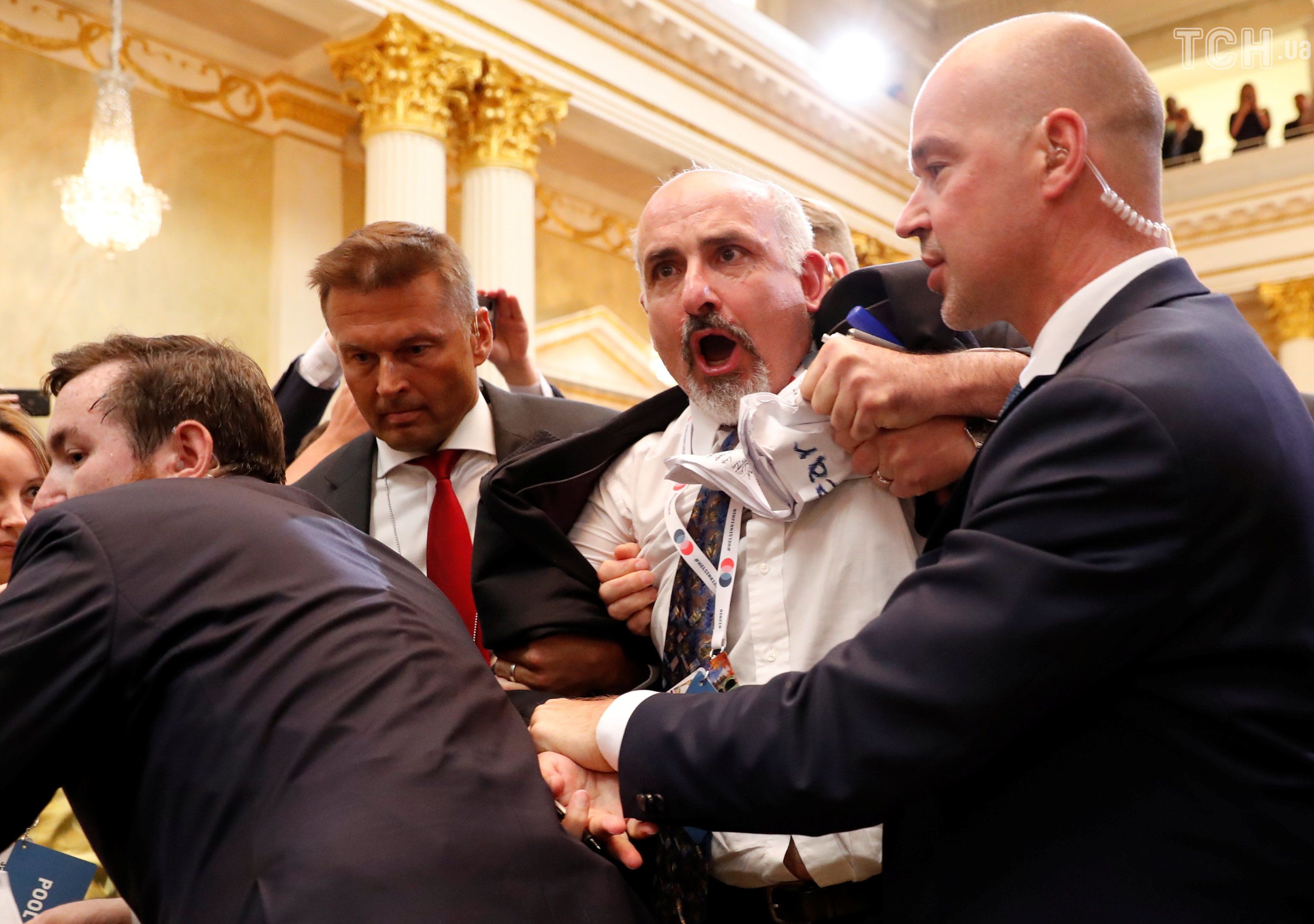 З прес-конферерція Трампа-Путіна вивели активіста з плакатом_6