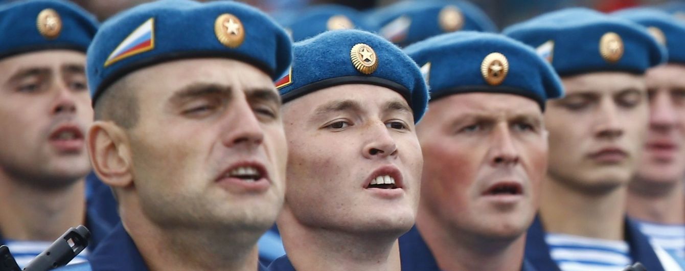 Во время парада ко Дню независимости по Минску прошли военные РФ, которые оккупировали Крым
