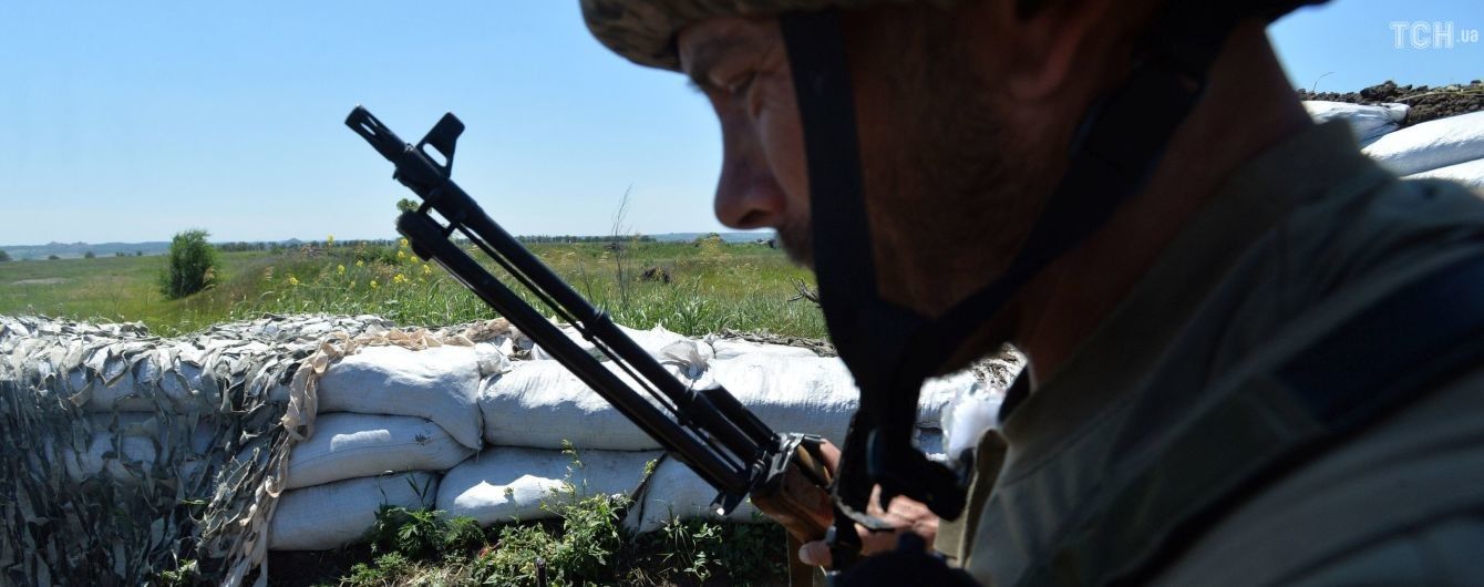 На передовой снова ранили украинского бойца. Ситуация на Донбассе