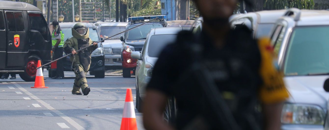 В Індонезії смертники підірвалися у трьох християнських церквах