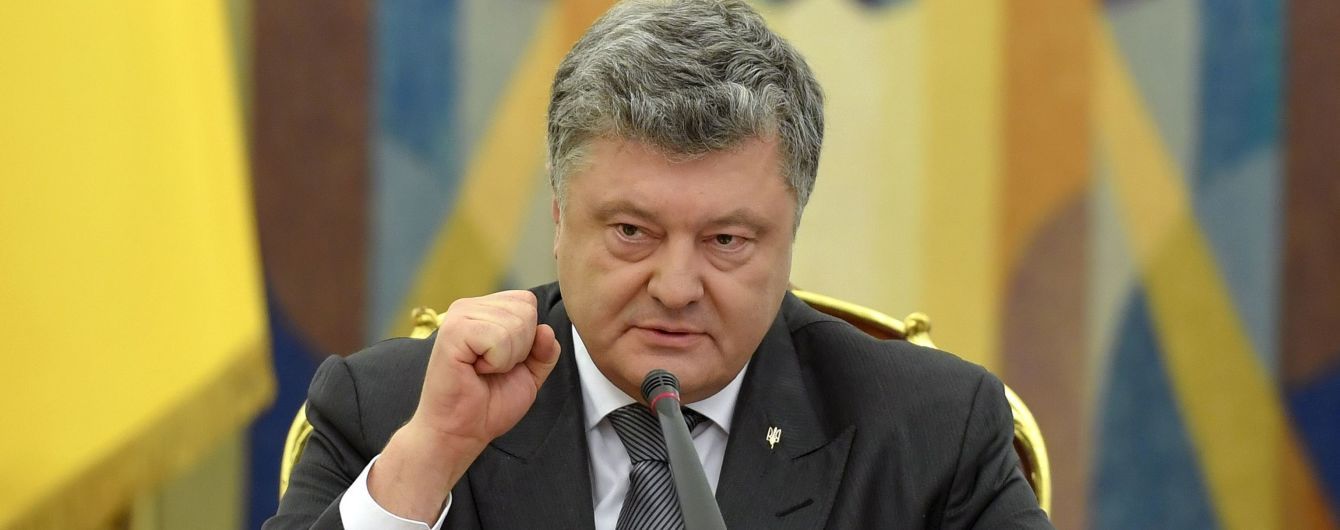 Порошенко ввел в действие решение СНБО о введении военного положения