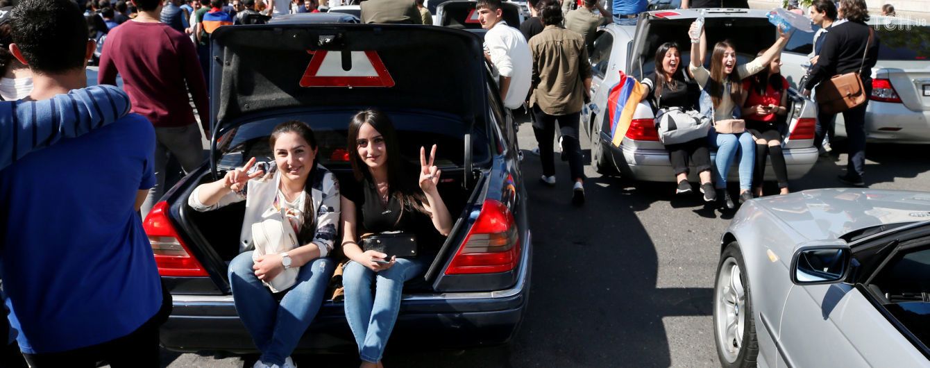 Екстрене приземлення літака в Канаді та подробиці протестів у Вірменії. П’ять новин, які ви могли проспати