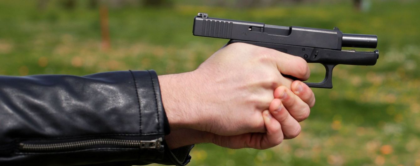 У Києві невідомі обстріляли авто поблизу метро "Теремки"