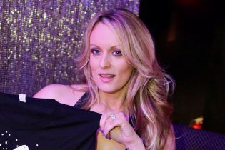 Порнозірка, яка написала книжку про секс із Трампом, прикрасить перший номер Playboy 2019 року