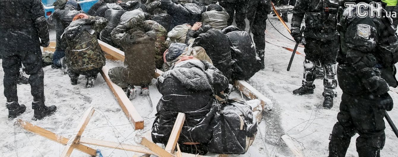 В МВД прокомментировали пребывания протестующих у Рады на коленях во время задержания