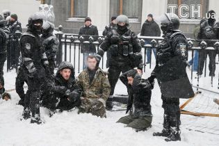 Протестувальники на колінах та заплакані жінки. Як відбувався демонтаж наметового містечка біля Ради