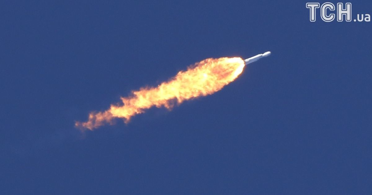 Центральний розгінний блок Falcon Heavy не зміг приземлиться на плавучу платформу