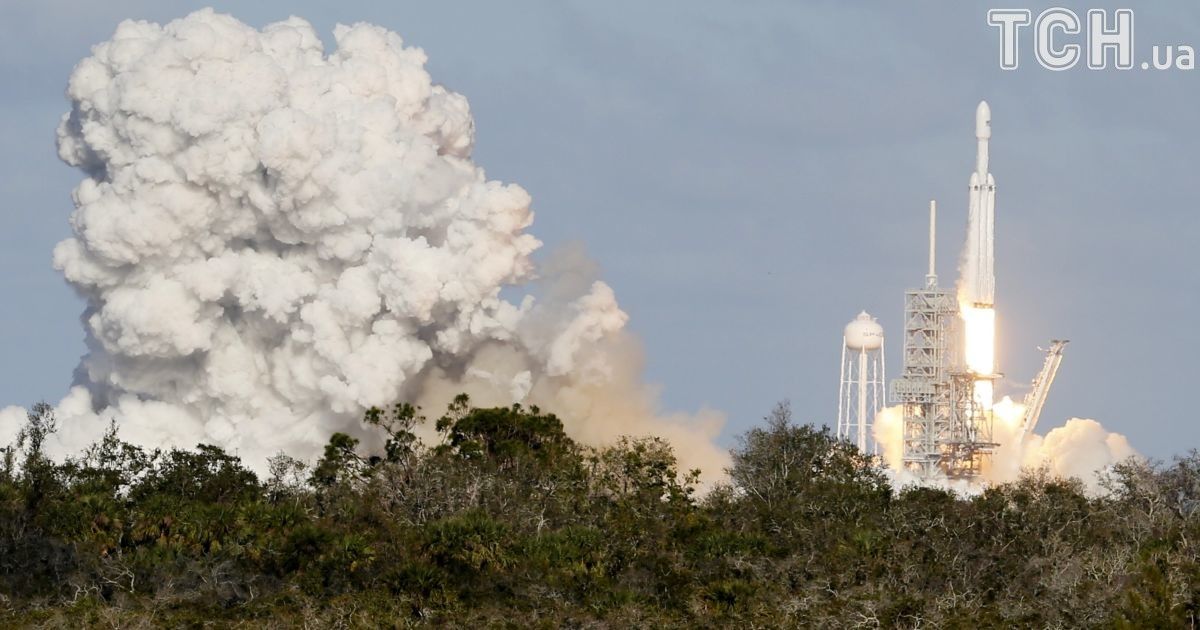 SpaceX запустила ракету Falcon Heavy с личным автомобилем Маска