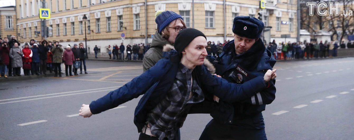 В России задержали 350 человек во время антипутинских акций