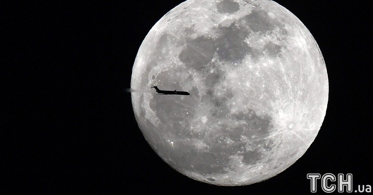 Кривавий Супермісяць. Опубліковані видовищні фото унікального космічного явища