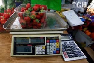 Журналисты ТСН проверили помидоры и раннюю клубнику на содержание нитратов