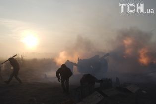 35 обстрелов от боевиков и пятеро раненых бойцов. Пасхальные сутки на Донбассе.