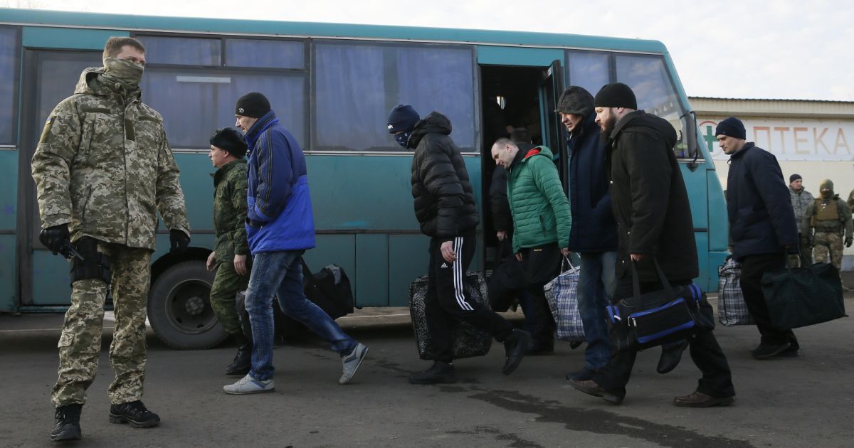 "Люди круті, а держава…": звільнені з ОРДЛО заручники поскаржилися на проблеми у вільній Україні