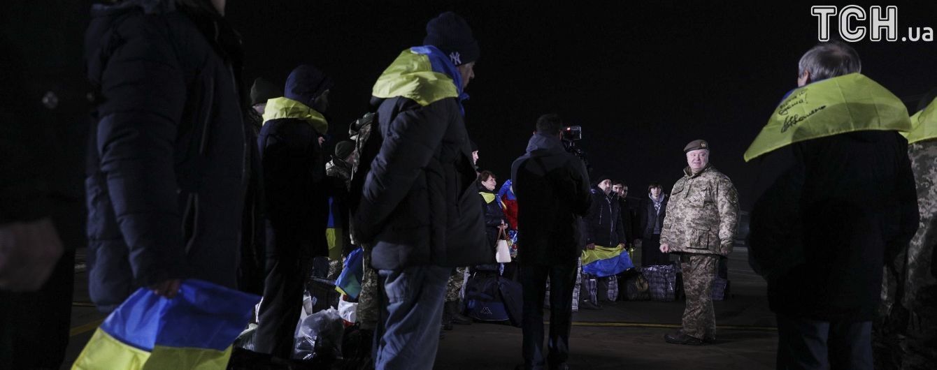 Заручники на Донбасі примудрялися дивитися канал 1+1 під носом в охоронців
