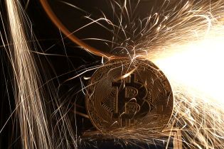 Курс биткоина за сутки упал более чем на чверть