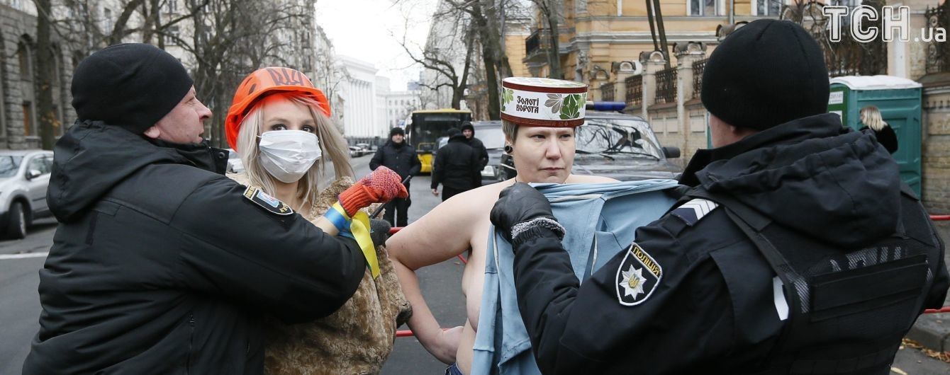 В годовщину Евромайдана активистки Femen обнажились под Администрацией президента