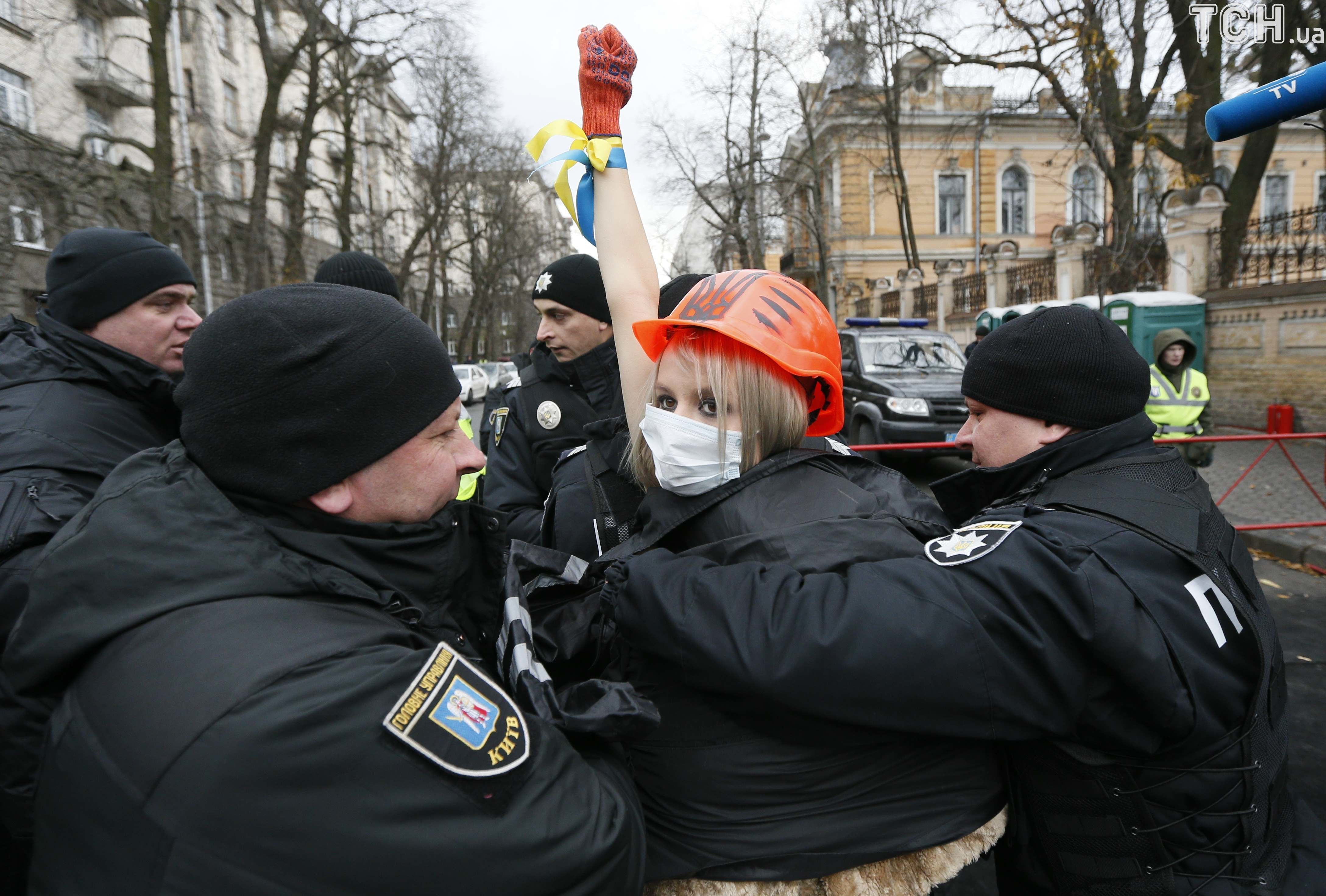 Femen влаштували чергову "голу" акцію_1