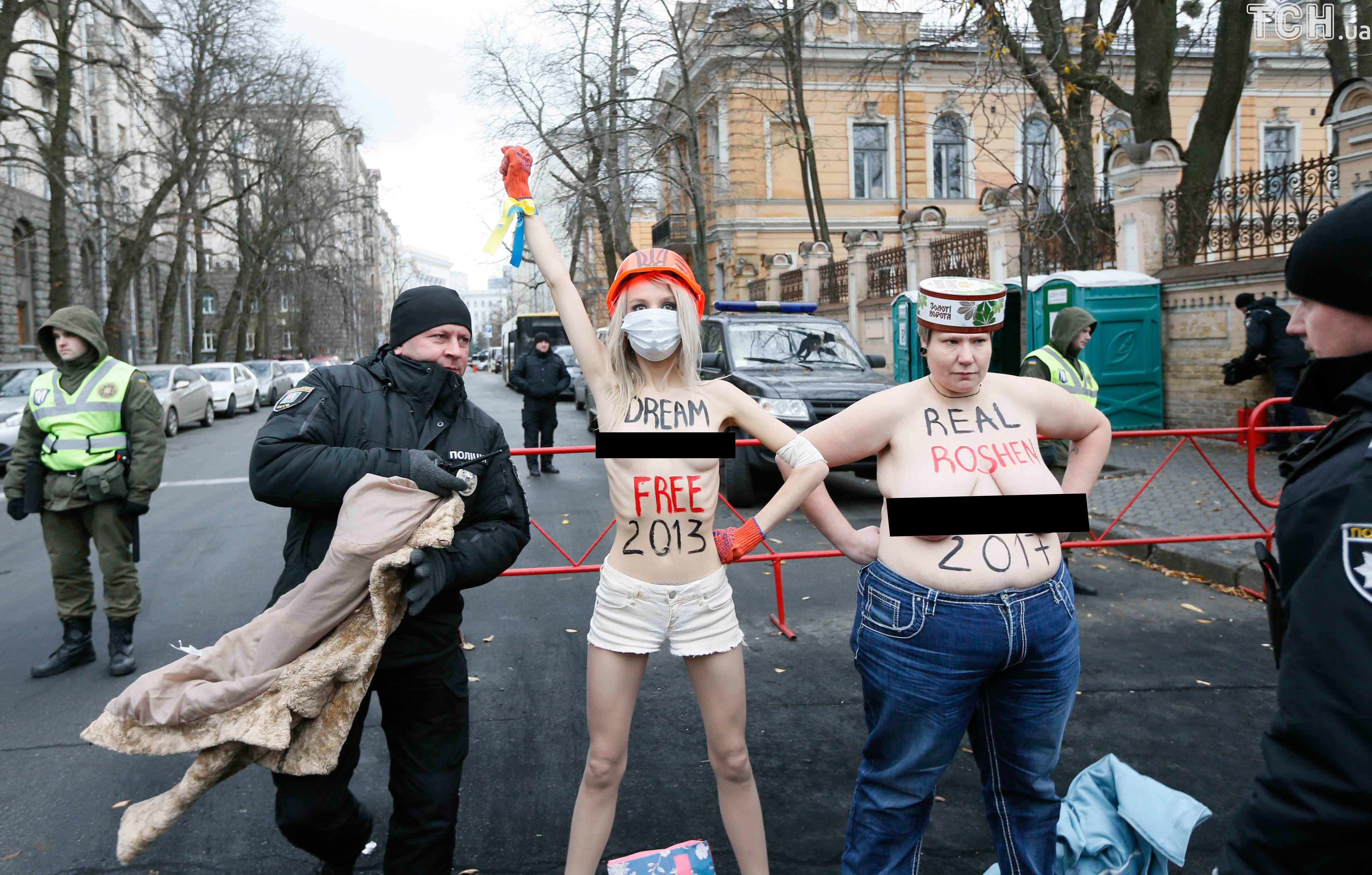 Femen влаштували чергову "голу" акцію_2