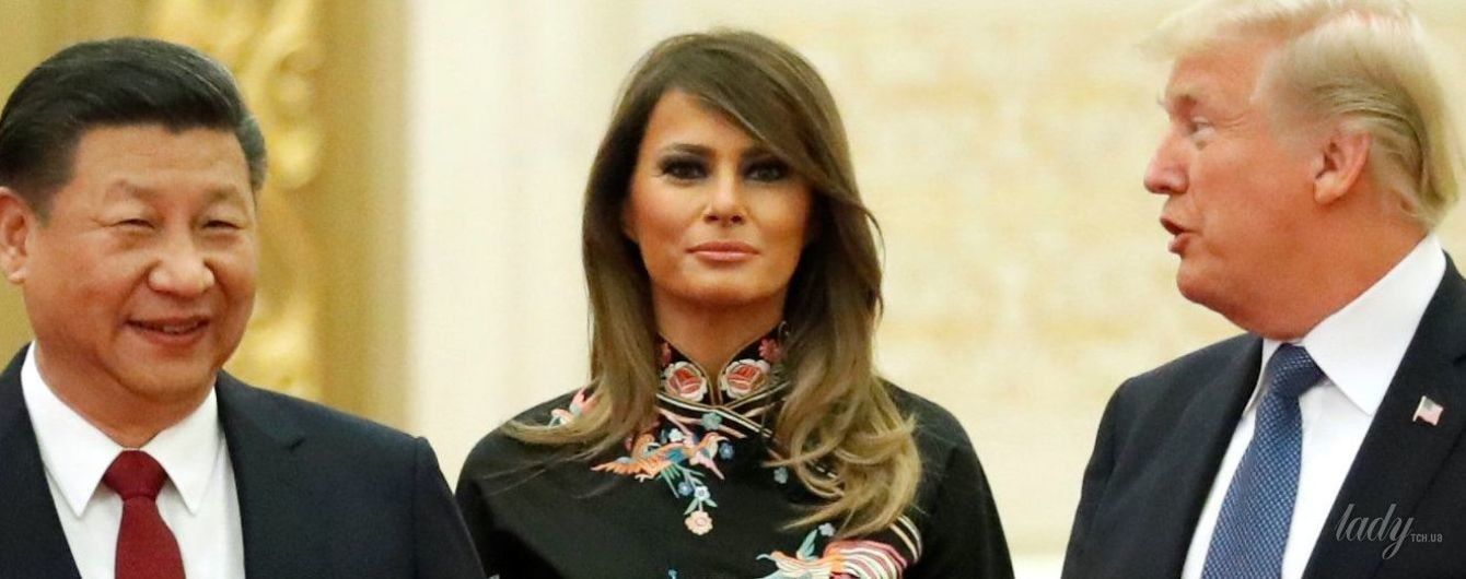 В платье-кимоно с мехом и розовых лодочках: Мелания Трамп впечатлила роскошным образом