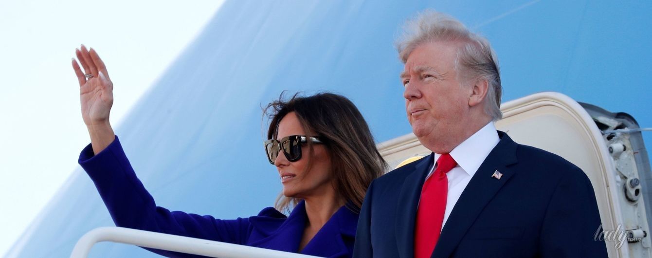 В синем пальто и лодочках: стильная Мелания Трамп прибыла с мужем на Гавайи