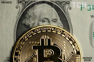 Курс биткоина после рекордного подорожания обвалился на треть