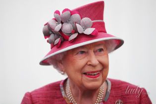 В розовом наряде и с ярким макияжем: 91-летняя королева Елизавета II на параде
