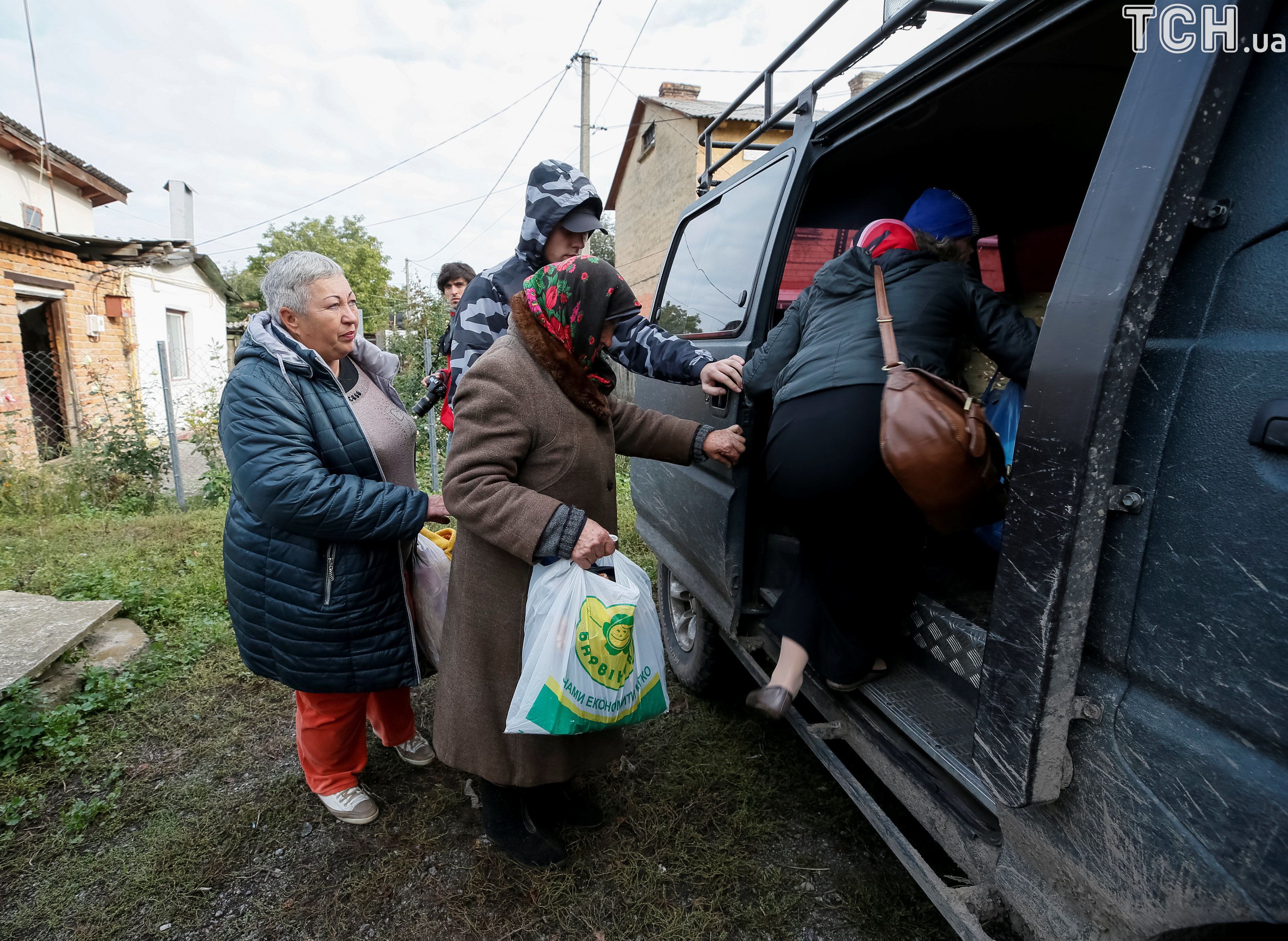 Убегали, кто чем видел: на лошадях, велосипедах. Свидетели взрывов под  Калиновкой рассказали про жуткую ночь — Украина