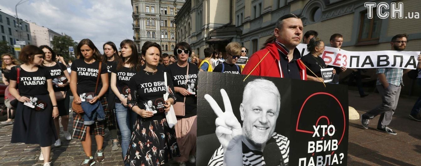 Комунальники скинули квіти та свічки в тачку одразу після вшанування пам'яті Шеремета