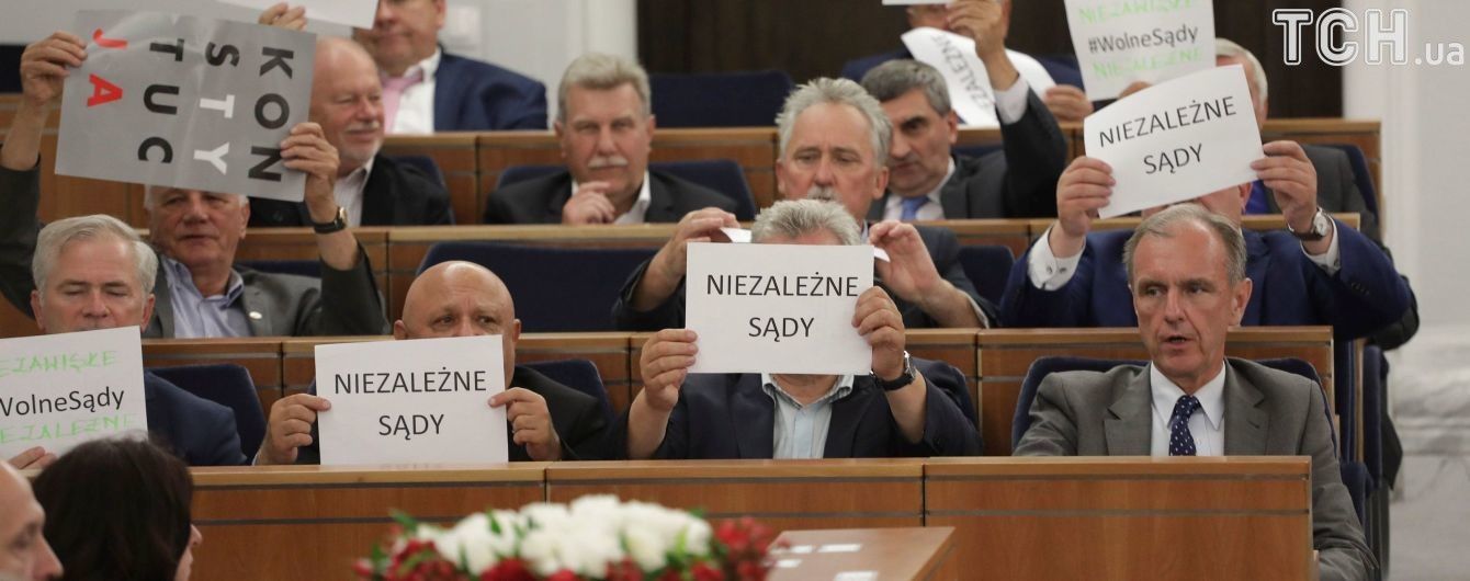 Сенат Польши принял скандальный законопроект о Верховном суде