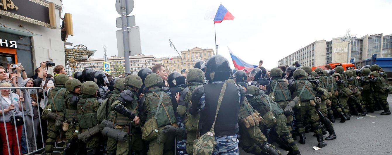 Власти Москвы разогнали многотысячный митинг на Тверской