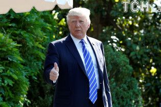 Трампу подарили саблю для "борьбы с прессой"