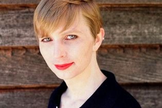 Помилованный Обамой информатор Wikileaks, который в тюрьме стал женщиной, вышел на волю