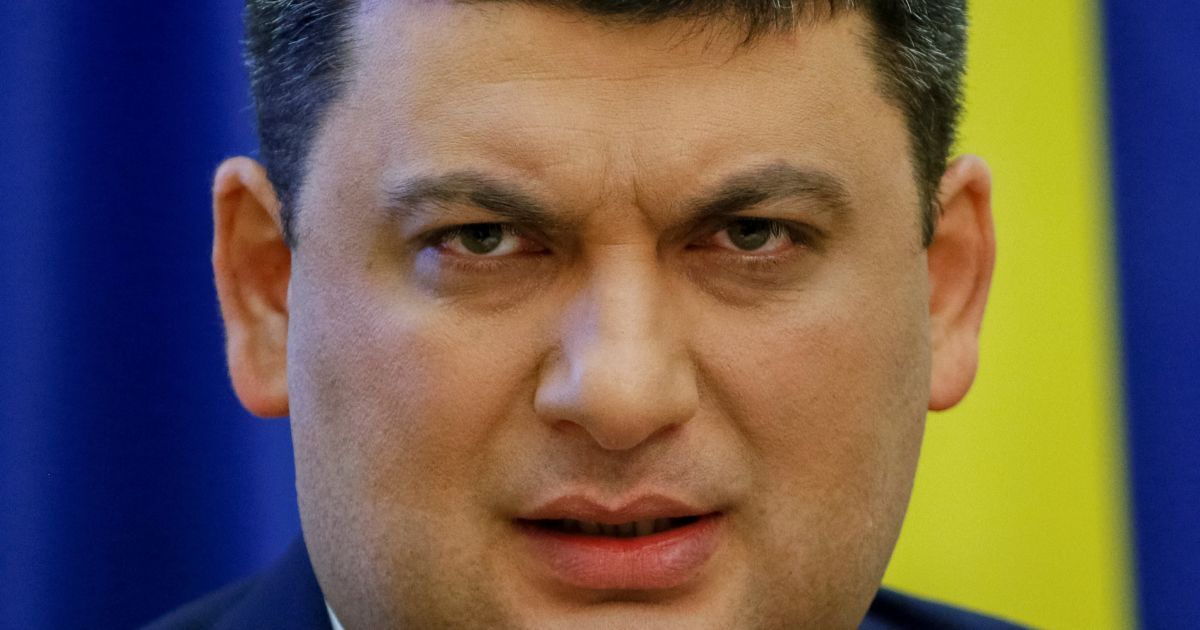 Гройсман не исключает, что причиной пожара в Калиновке могли быть внешние факторы