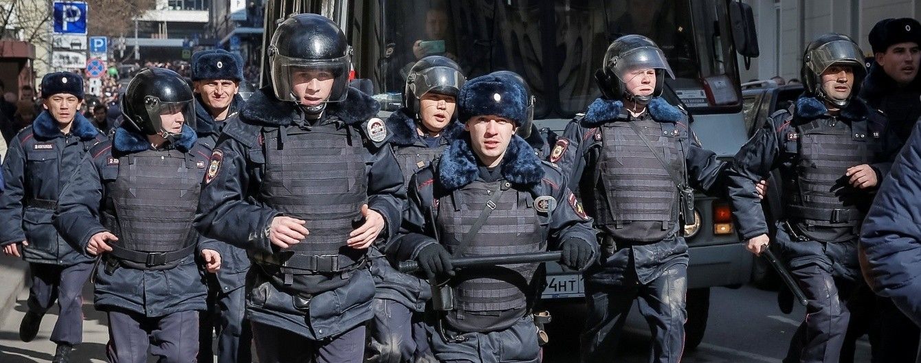 32 человека в одном автозаке. Россияне рассказали, как ОМОН выхватывал людей из толпы на митинге