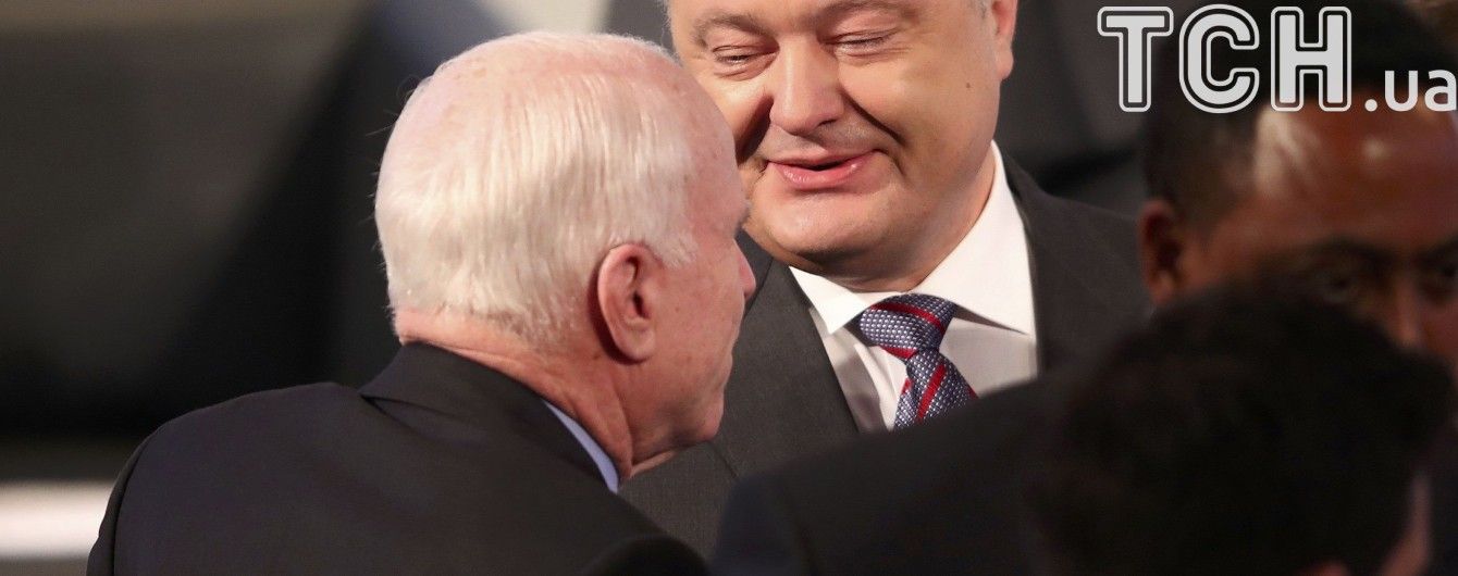 Порошенко побажав Маккейну швидкого одужання