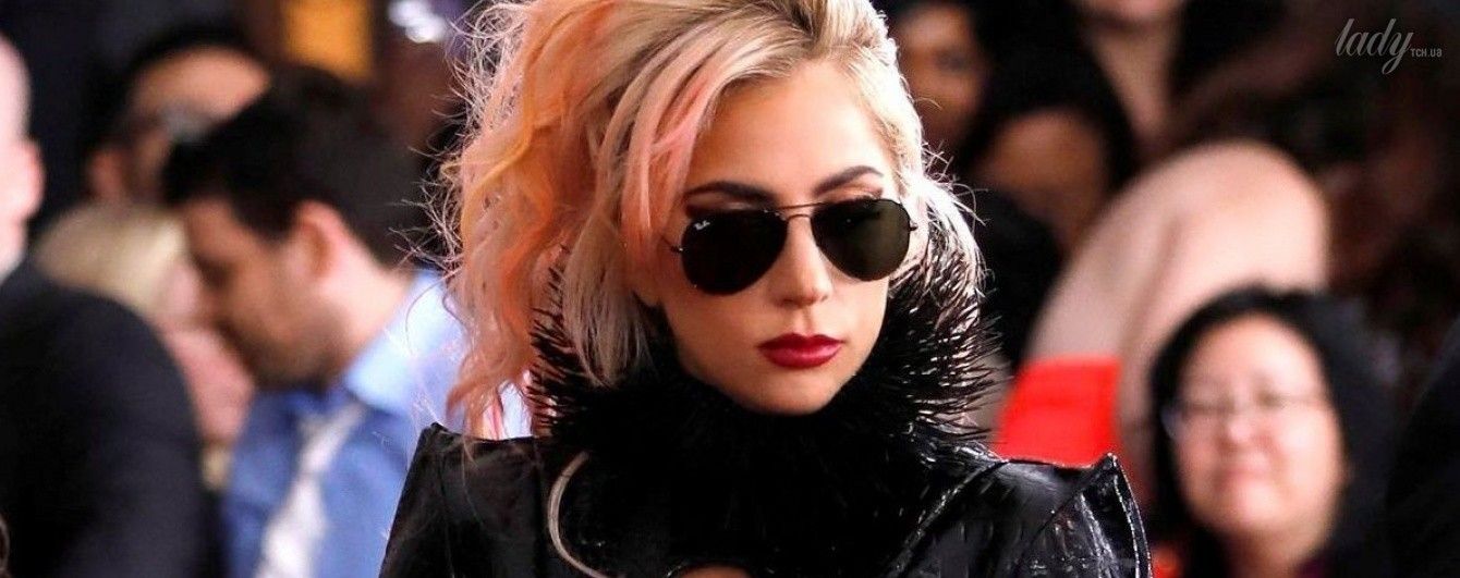 Королева эпатажа: Леди Гага пришла на церемонию "Грэмми" в откровенном наряде из латекса