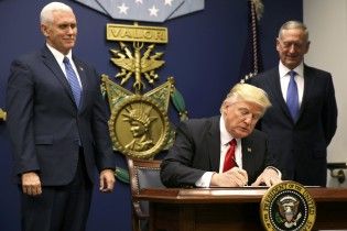 Трамп підписав антиіммігрантський указ про "екстремальні перевірки"