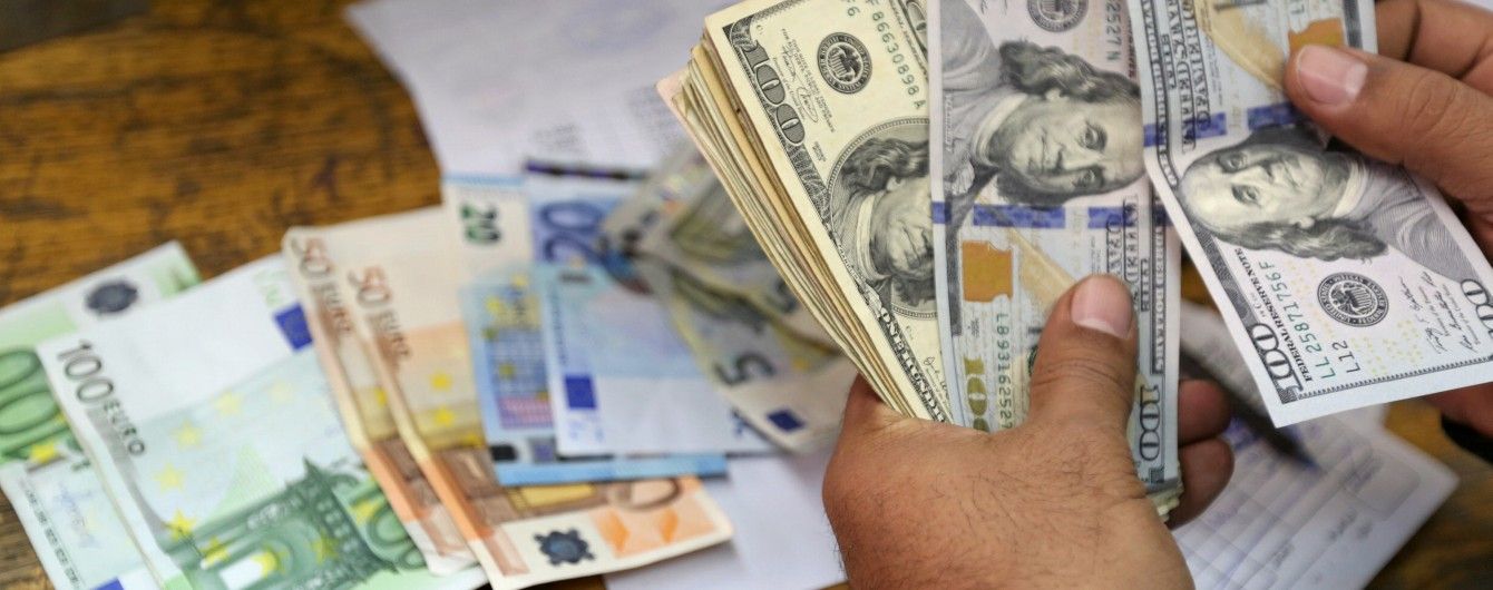 Долар здешевшає, а євро здорожчає в курсах валют Нацбанку на 22 березня. Інфографіка