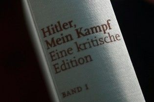В Германии за год взлетели продажи гитлеровской "Mein Kampf"