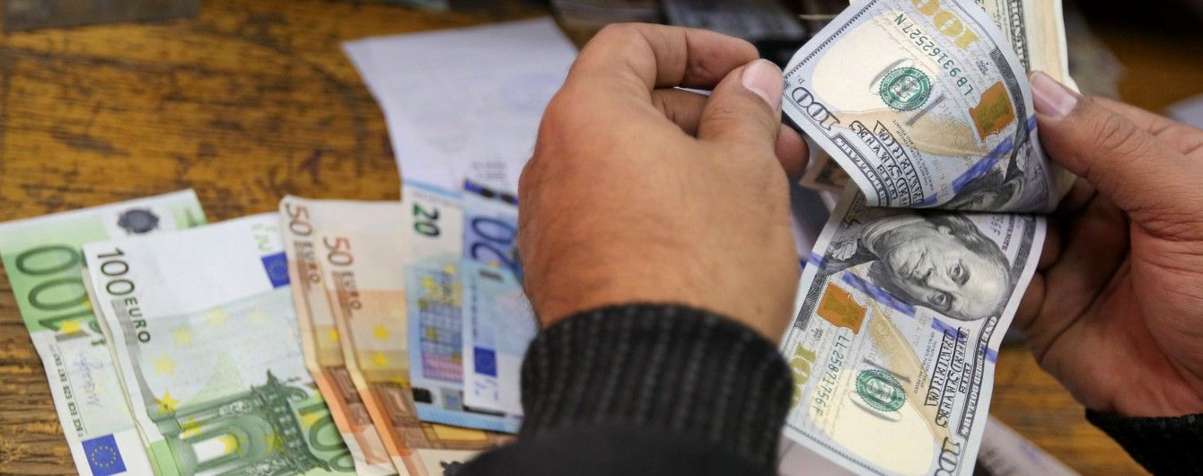 Доларовий ажіотаж. Економісти прогнозують, що тиск на гривню триватиме до лютого