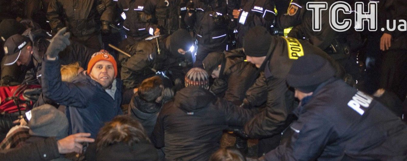 Майдан по-польськи. Десятки тисяч поляків протестують біля Сейму та президентського палацу
