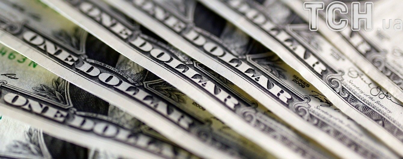 НБУ заморозив курс долара, а євро опустився нижче 27 гривень. Інфографіка